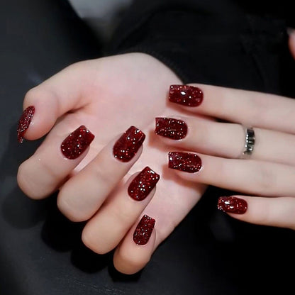 Auffälliges, reflektierendes Glitzer-Nagelgel im Nachtclub-Stil