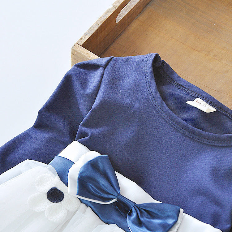 Kleid mit Blumenschleife und langen Ärmeln