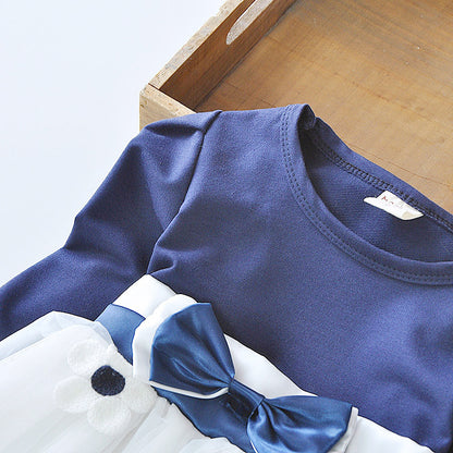 Kleid mit Blumenschleife und langen Ärmeln