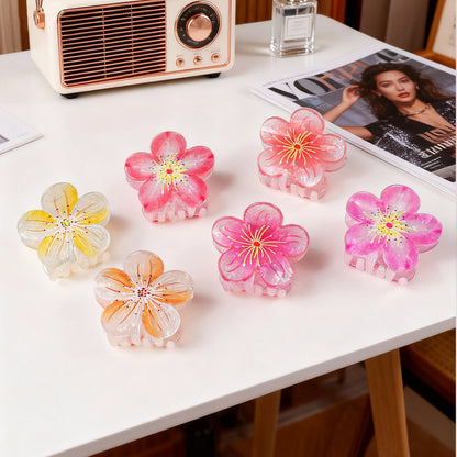 Süße Pflaumenblüten-Feenfrisur im floralen Hochsteckfrisur-Stil mit Haifisch-Haarspange – passend für alle Damen.