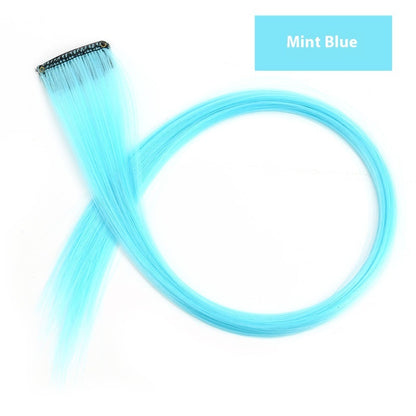 Buntes Haar, hängende Ohren, gefärbte Perücke, Haarverlängerung, farbige Streifen, angesagte Farben