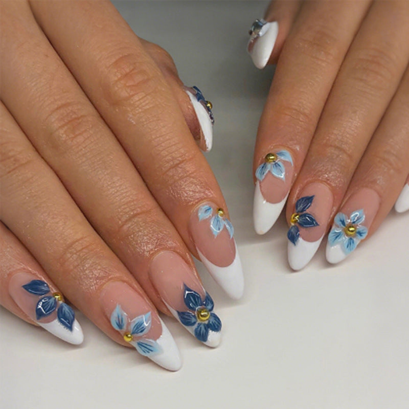 Französisches Nageldesign im Retro-Stil mit blauem Blumenmuster (tropffrei)