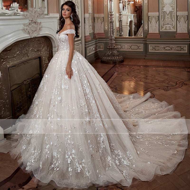 Schulterfreies, schlichtes kleines Brautkleid im französischen Stil mit Schleppe im Mori-Stil