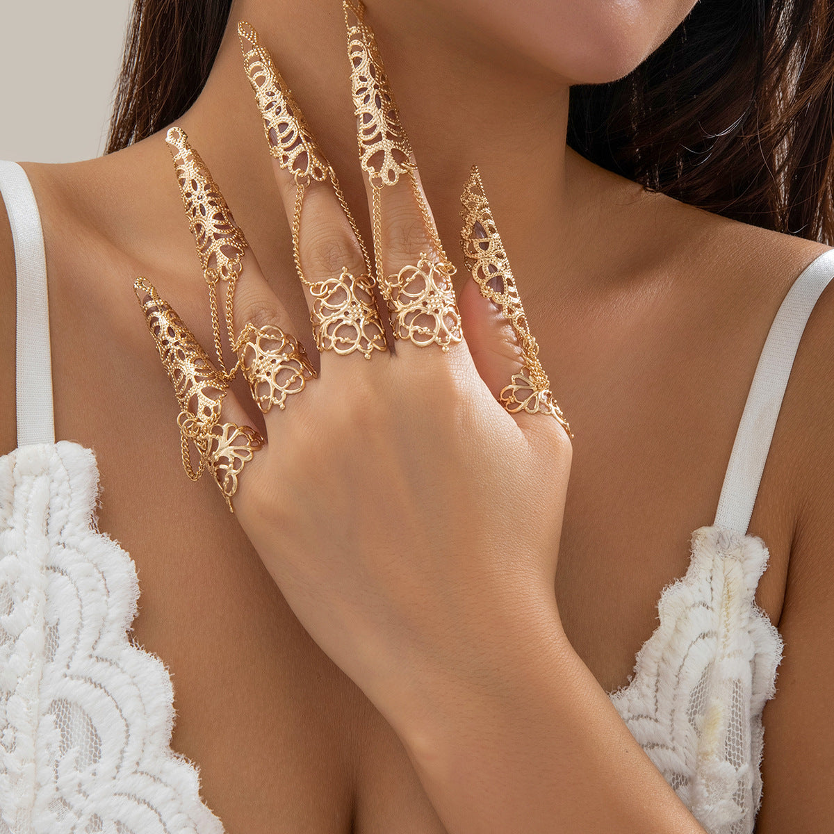 Ornamentaler, gotischer Stil, hohler, spitz zulaufender Fingernagelkappenring, Nischen-Metallquastenring