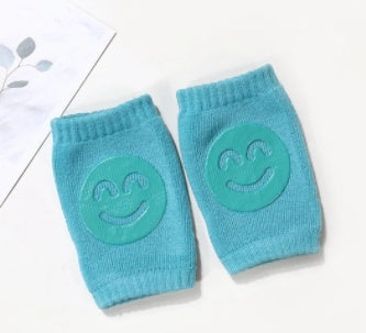 Sommerliche Frottee-Babysocken mit Knieschonern