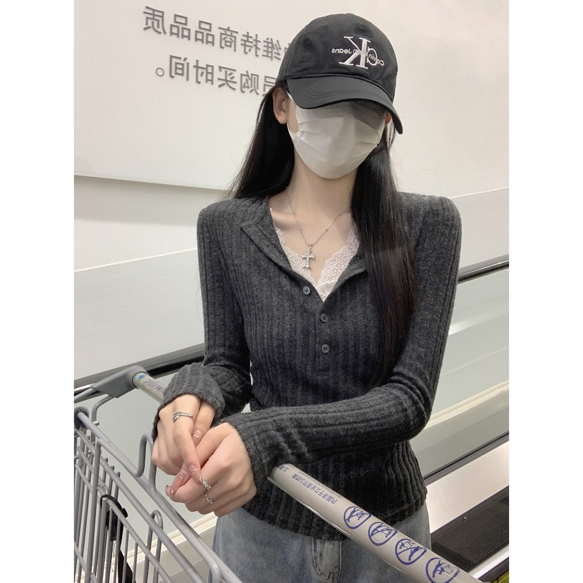 Knopfleiste, halb offener Kragen, gebürstete Spitzenapplikationen, tailliertes, plissiertes Oberteil