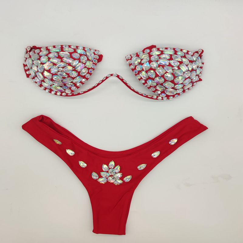 Eleganter Diamanten-Bikini, Diamanten aufnähen