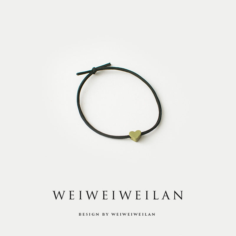 Einfaches, vielseitig kombinierbares Haargummi mit farbigem Herzmotiv