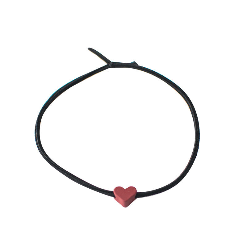 Einfaches, vielseitig kombinierbares Haargummi mit farbigem Herzmotiv