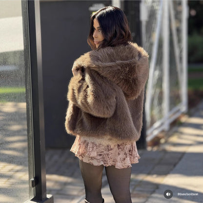 Umweltfreundliche Kapuzenjacke aus Fuchsfell, locker