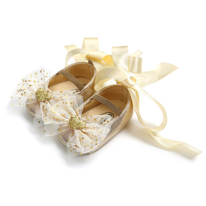 Niedliche Schmetterlings-Babygeschenkbox mit Babyschuhen, Prinzessinnenschuhen, Kopfschmuck und Krone