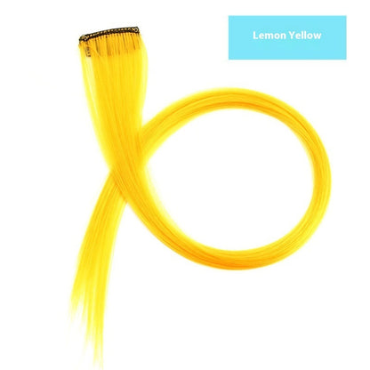 Buntes Haar, hängende Ohren, gefärbte Perücke, Haarverlängerung, farbige Streifen, angesagte Farben