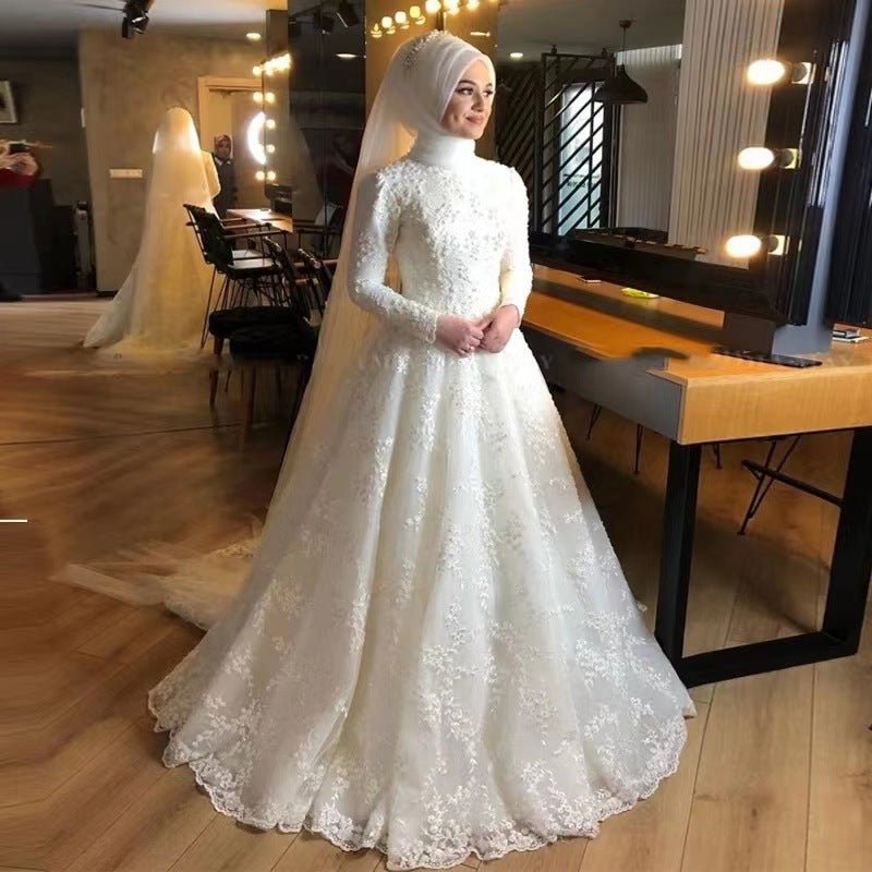 Elegantes, weißes Brautkleid mit langen Ärmeln