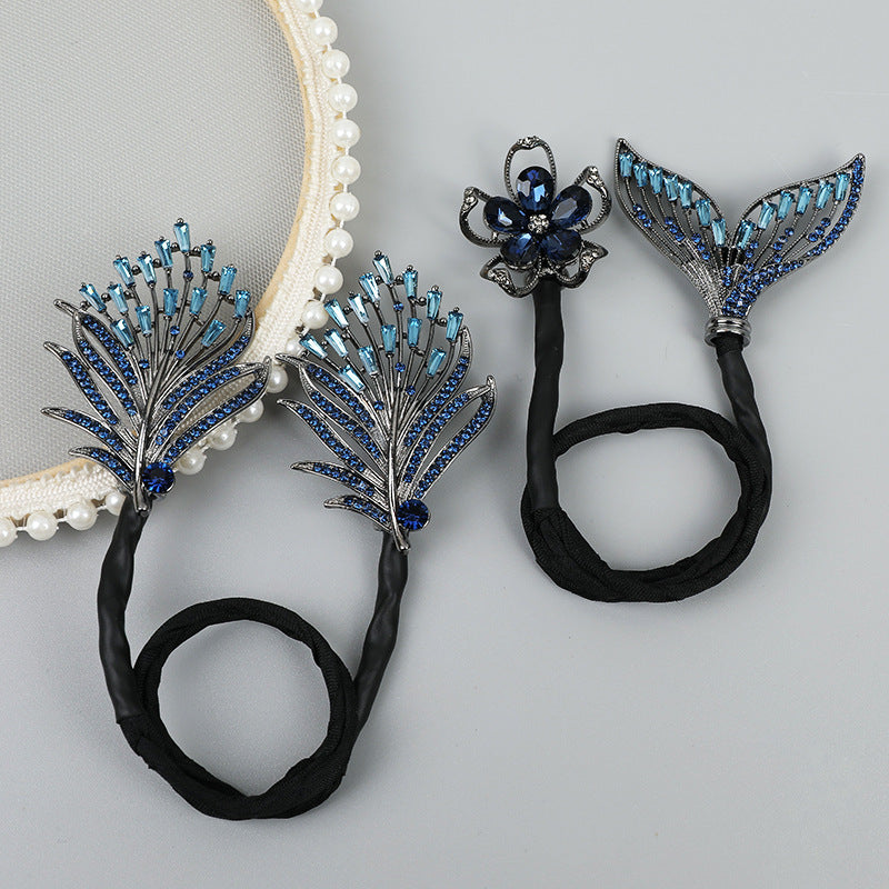 Einfaches, handgefertigtes Haarband für Damen, das einen gewebten Dutt formt