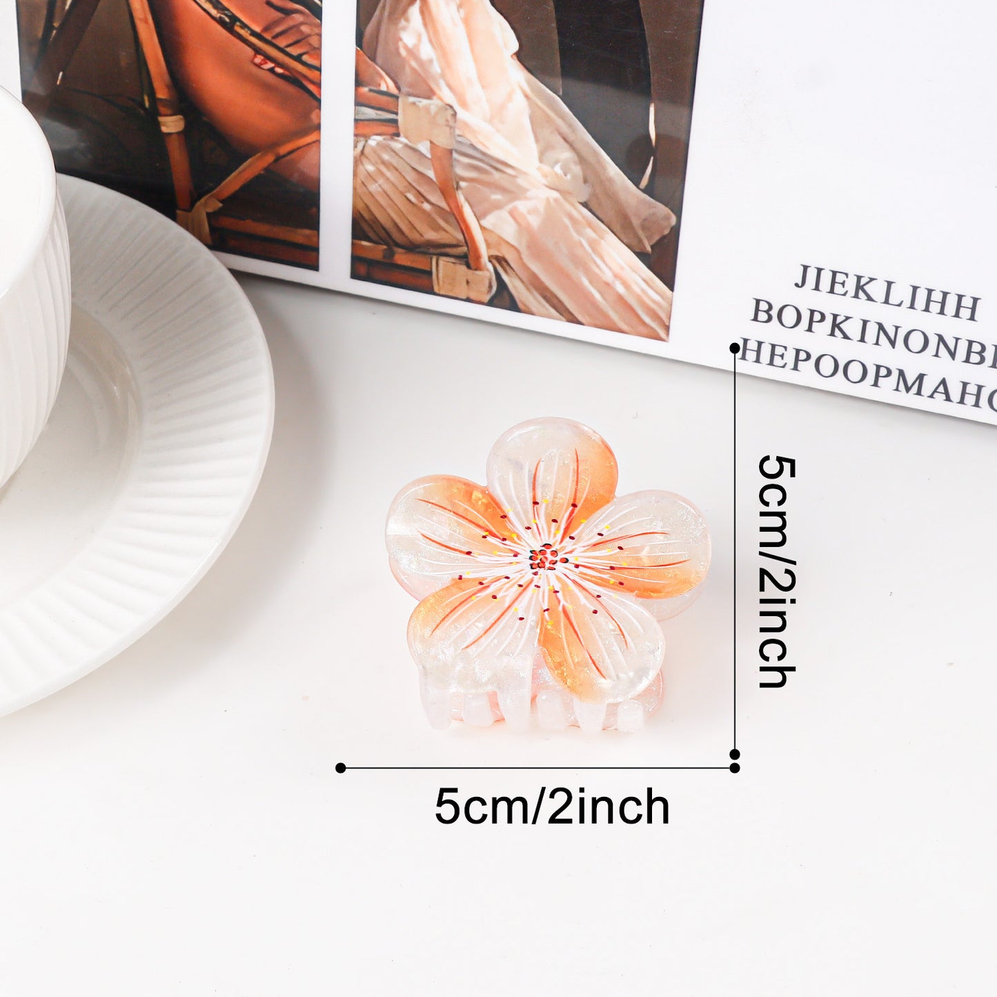 Süße Pflaumenblüten-Feenfrisur im floralen Hochsteckfrisur-Stil mit Haifisch-Haarspange – passend für alle Damen.