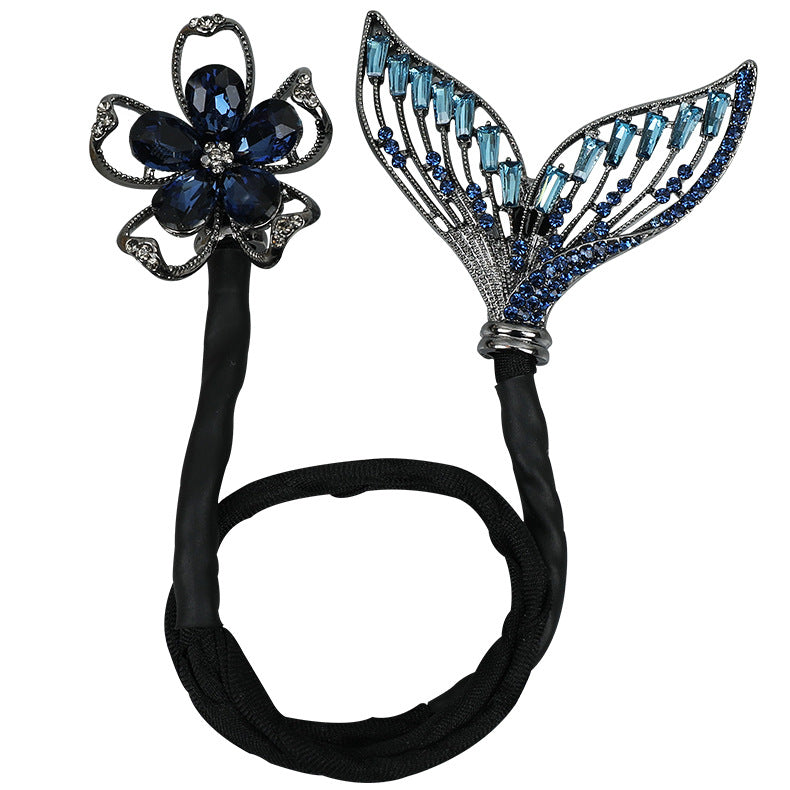 Einfaches, handgefertigtes Haarband für Damen, das einen gewebten Dutt formt