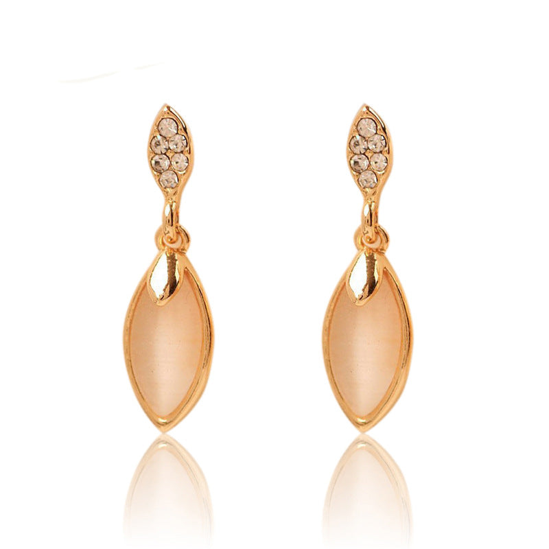 Schlichte Opal-Ohrringe aus der Boutique
