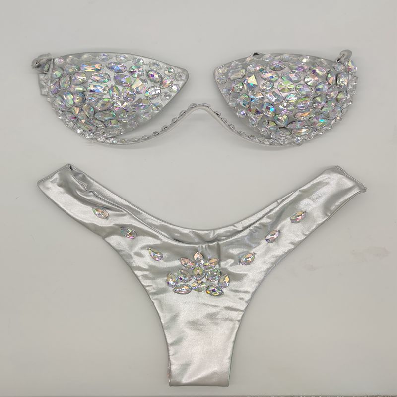 Eleganter Diamanten-Bikini, Diamanten aufnähen