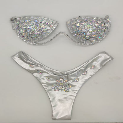 Eleganter Diamanten-Bikini, Diamanten aufnähen