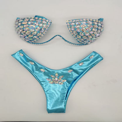 Eleganter Diamanten-Bikini, Diamanten aufnähen