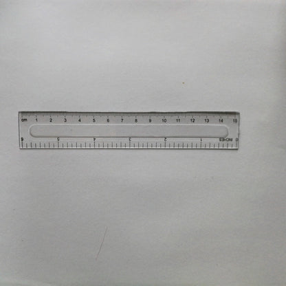 Werkzeugset für die manuelle Montage von Modellen: Schere, Pinzette, Lineal, Klebstoff