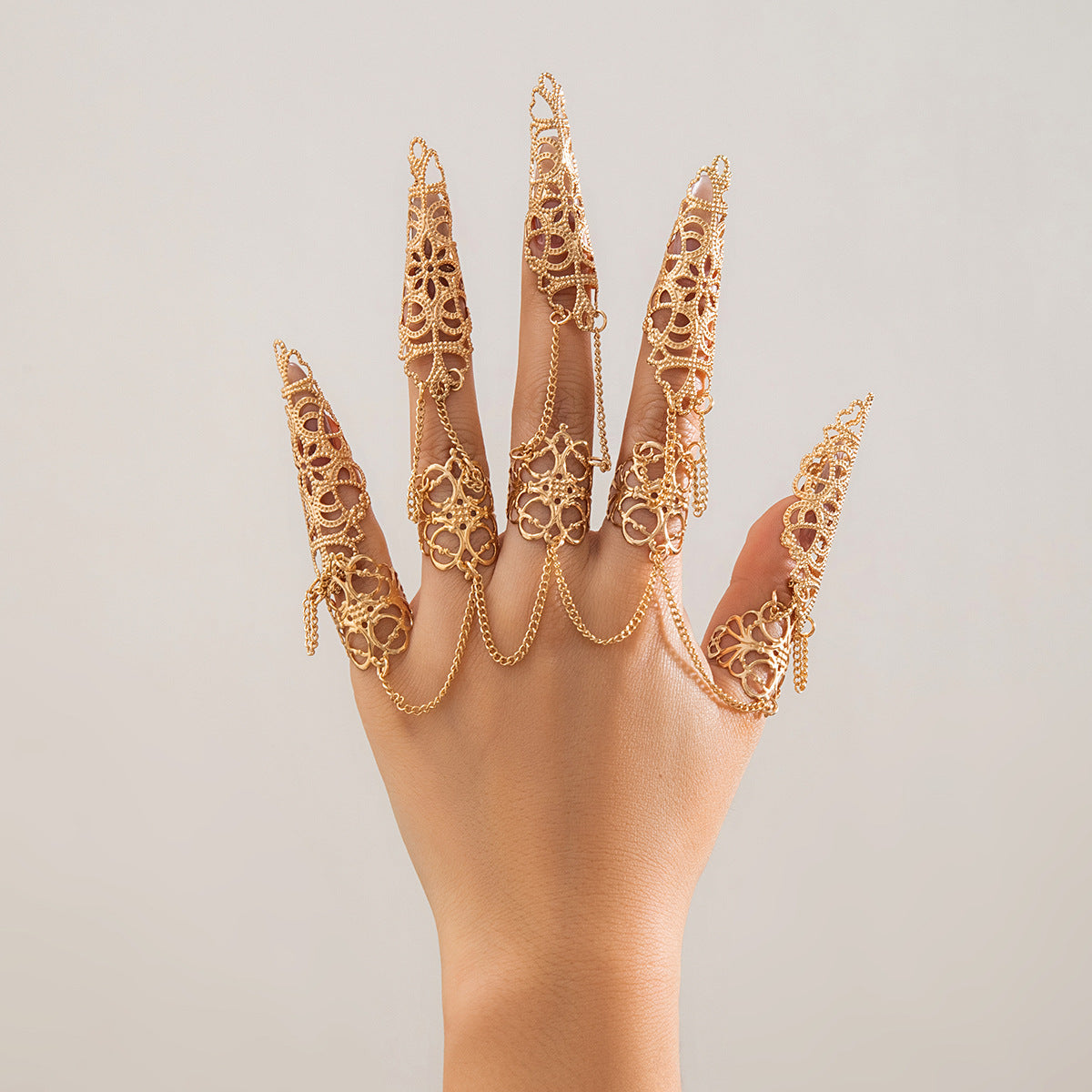 Ornamentaler, gotischer Stil, hohler, spitz zulaufender Fingernagelkappenring, Nischen-Metallquastenring