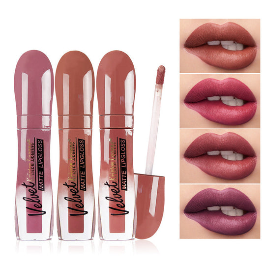 Der matte Lippenstift Fog Lipstick klebt nicht am Becher und lässt den Lippenstift nicht verblassen.