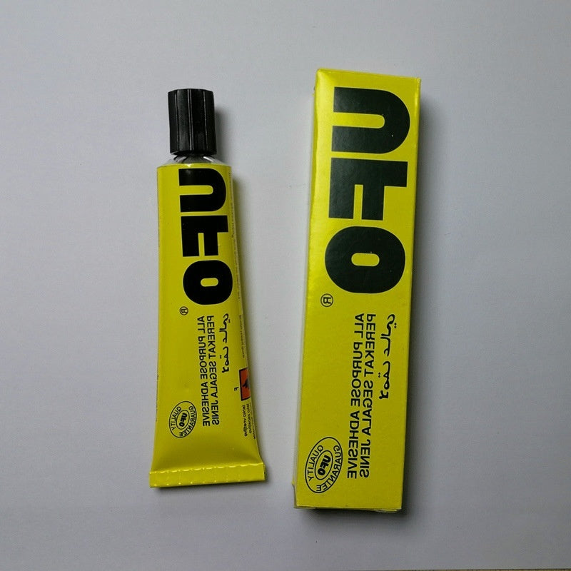 Werkzeugset für die manuelle Montage von Modellen: Schere, Pinzette, Lineal, Klebstoff