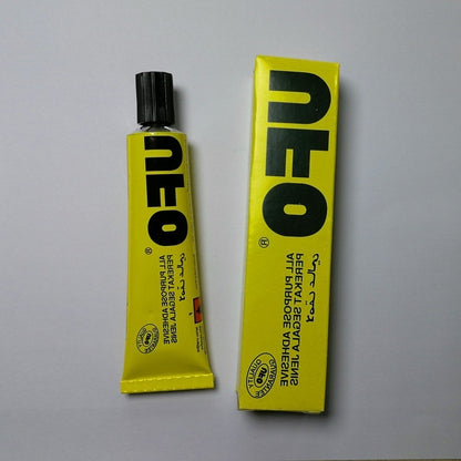 Werkzeugset für die manuelle Montage von Modellen: Schere, Pinzette, Lineal, Klebstoff