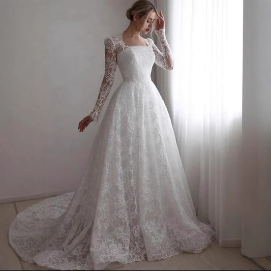 Besticktes, langärmeliges Brautkleid mit Schleppe