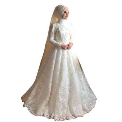 Elegantes, weißes Brautkleid mit langen Ärmeln