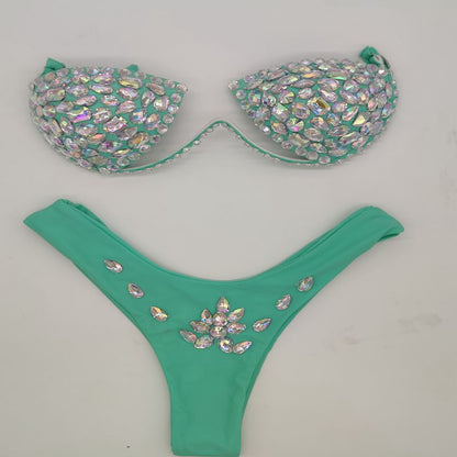 Eleganter Diamanten-Bikini, Diamanten aufnähen