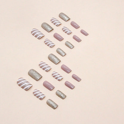 Champagnerfarbene Weihnachts-Twill-Maniküre, mittellang