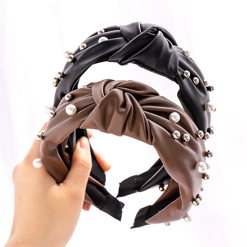 Modisches Haarband aus Leder und Perlen