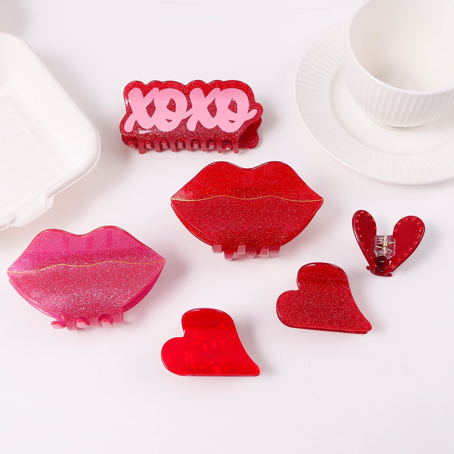 Rotfarbene, süß-coole Haarspange für den Hinterkopf