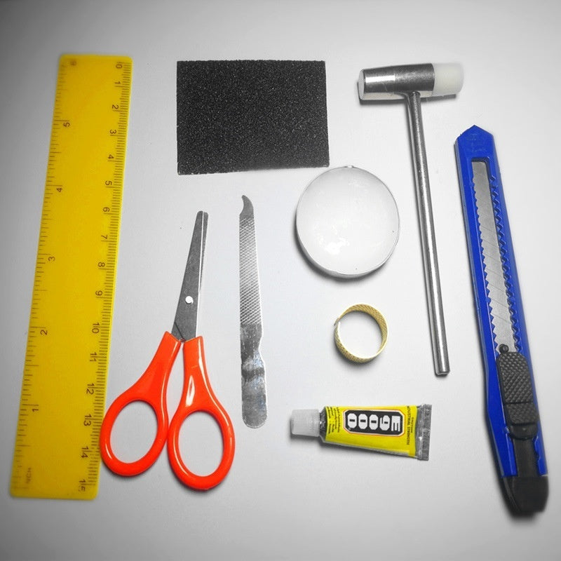 Werkzeugset für die manuelle Montage von Modellen: Schere, Pinzette, Lineal, Klebstoff