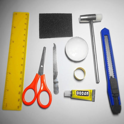 Werkzeugset für die manuelle Montage von Modellen: Schere, Pinzette, Lineal, Klebstoff