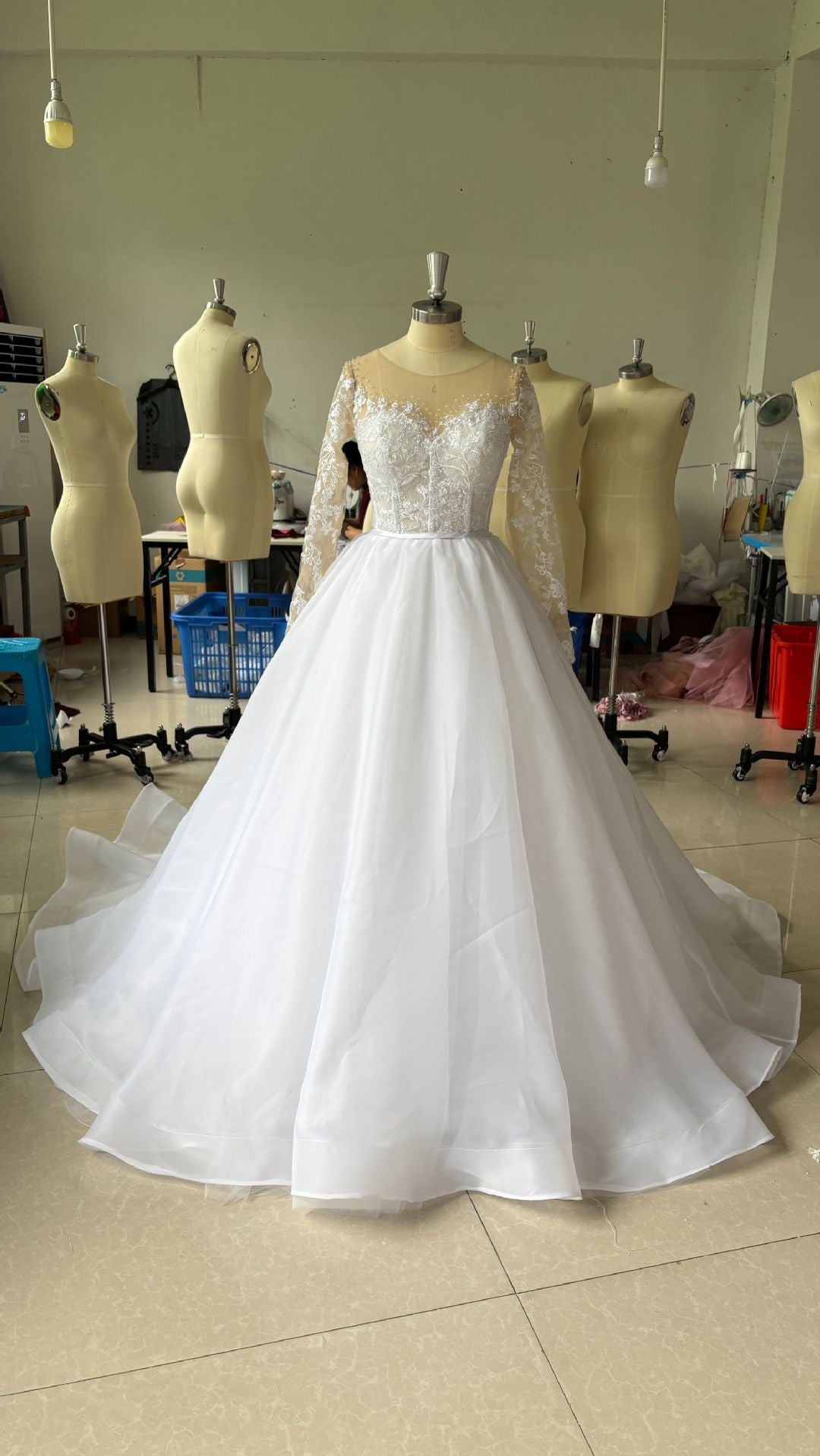 Besticktes, langärmeliges, schulterfreies Brautkleid