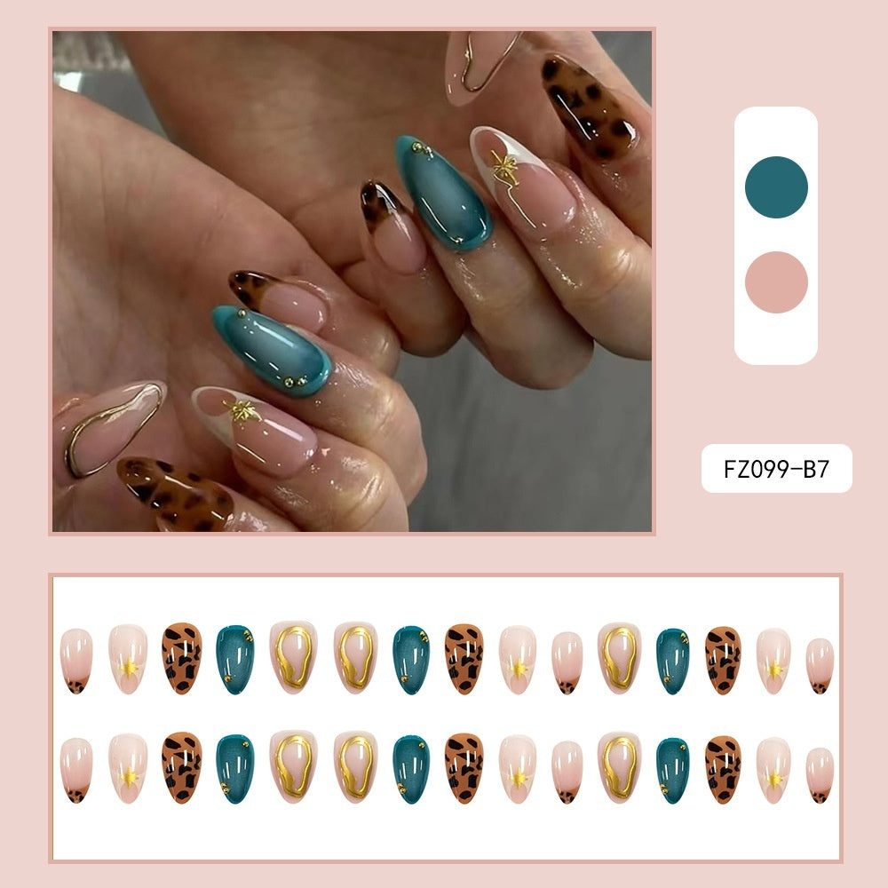 Bestseller: Französische Maniküre mit Leopardenmuster