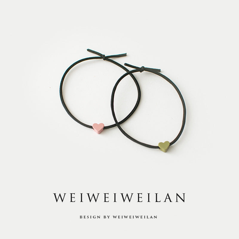 Einfaches, vielseitig kombinierbares Haargummi mit farbigem Herzmotiv