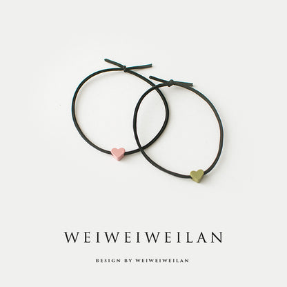 Einfaches, vielseitig kombinierbares Haargummi mit farbigem Herzmotiv