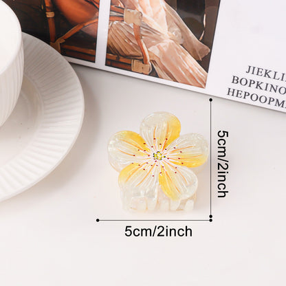 Süße Pflaumenblüten-Feenfrisur im floralen Hochsteckfrisur-Stil mit Haifisch-Haarspange – passend für alle Damen.