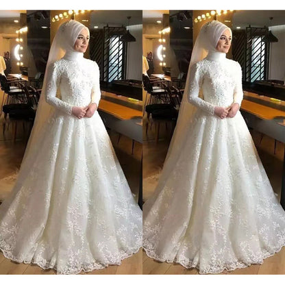 Elegantes, weißes Brautkleid mit langen Ärmeln