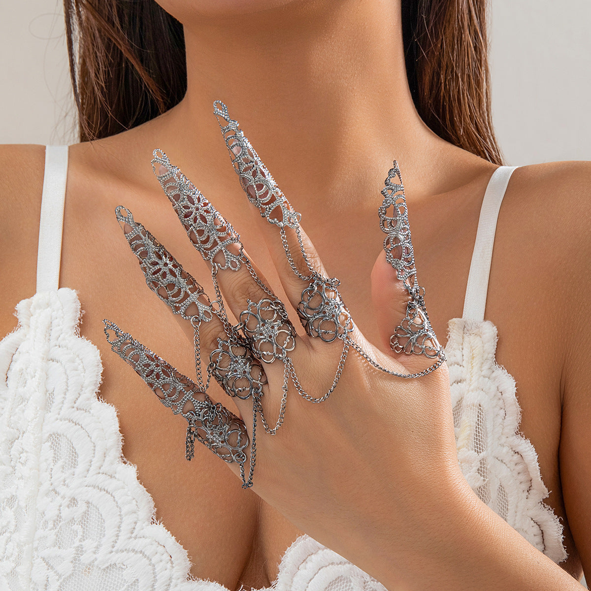 Ornamentaler, gotischer Stil, hohler, spitz zulaufender Fingernagelkappenring, Nischen-Metallquastenring