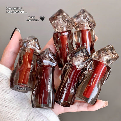 Kristallklarer, glänzender Lippenbalsam