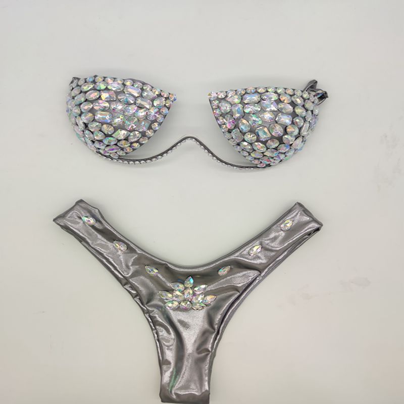 Eleganter Diamanten-Bikini, Diamanten aufnähen