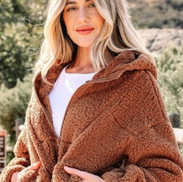 Strohgelbe Sherpa-Jacke mit Kapuze und Reißverschluss