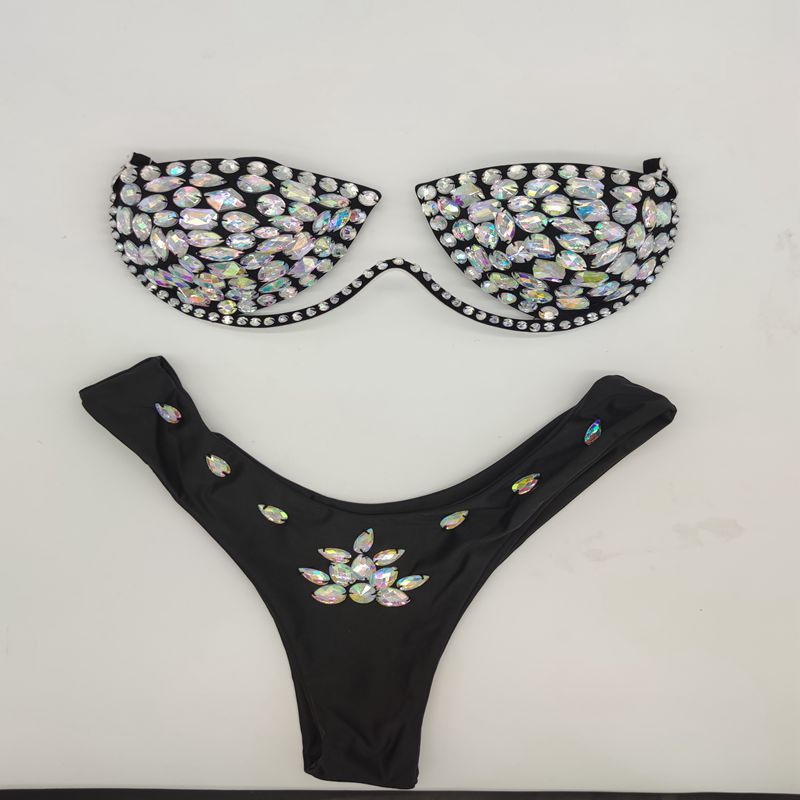 Eleganter Diamanten-Bikini, Diamanten aufnähen
