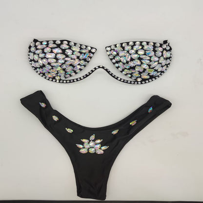Eleganter Diamanten-Bikini, Diamanten aufnähen