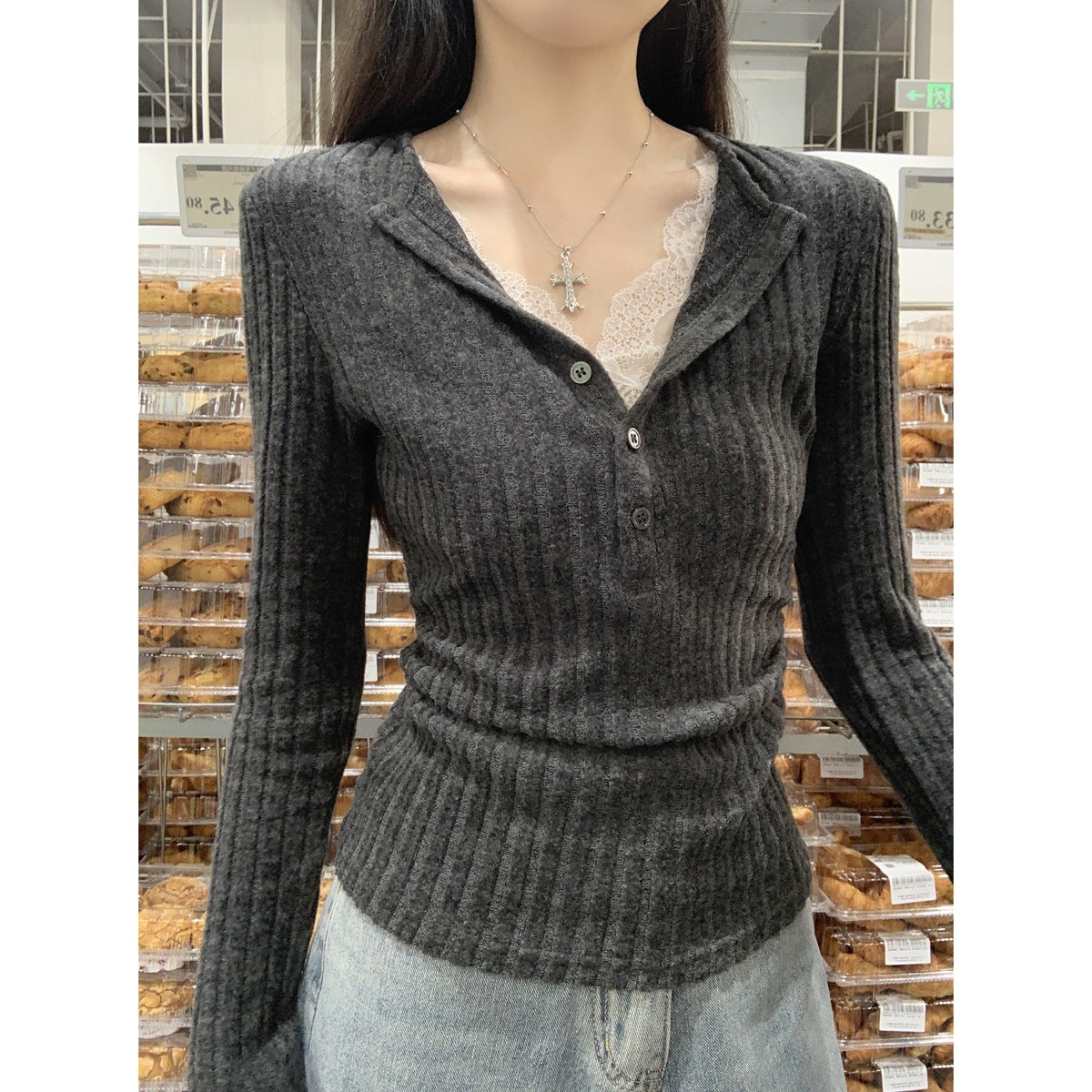 Knopfleiste, halb offener Kragen, gebürstete Spitzenapplikationen, tailliertes, plissiertes Oberteil